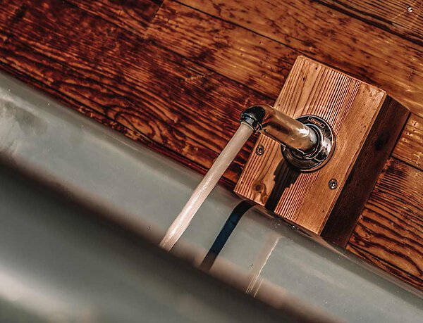 Gemütlicher Whirlpool mit Holz in der Suite